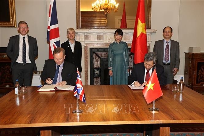 Vietnam, UK officially sign bilateral FTA in London